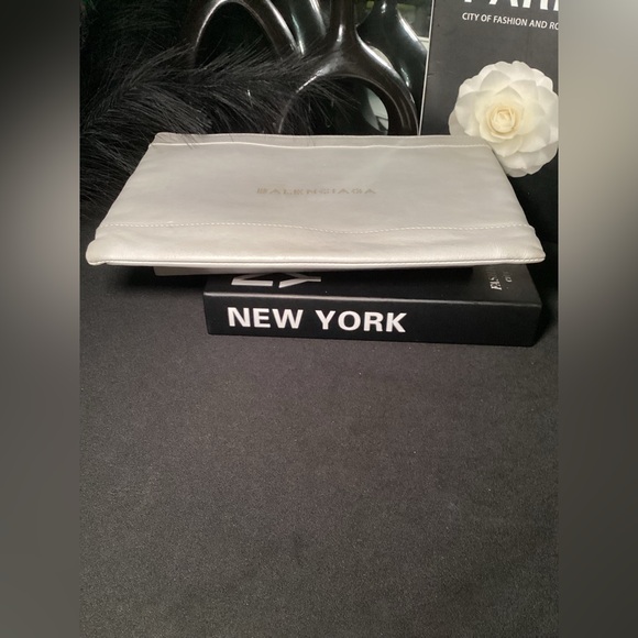 Balenciaga Light Everyday Zip Leather Pouch in Gray - Picture 8 of 10